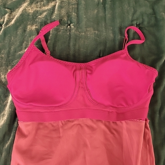 Under Armour Athletic Tank w/built-in padded bra in fuscia pink Size Large - Picture 3 of 6